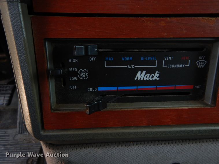 image for item GV9106 1993 Mack CH613  semi truck