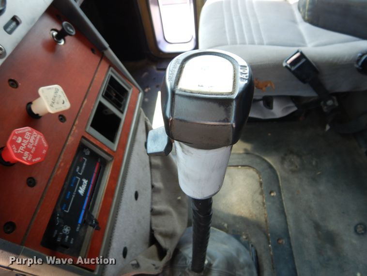 image for item GV9106 1993 Mack CH613  semi truck