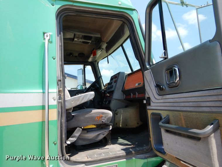 image for item GV9106 1993 Mack CH613  semi truck