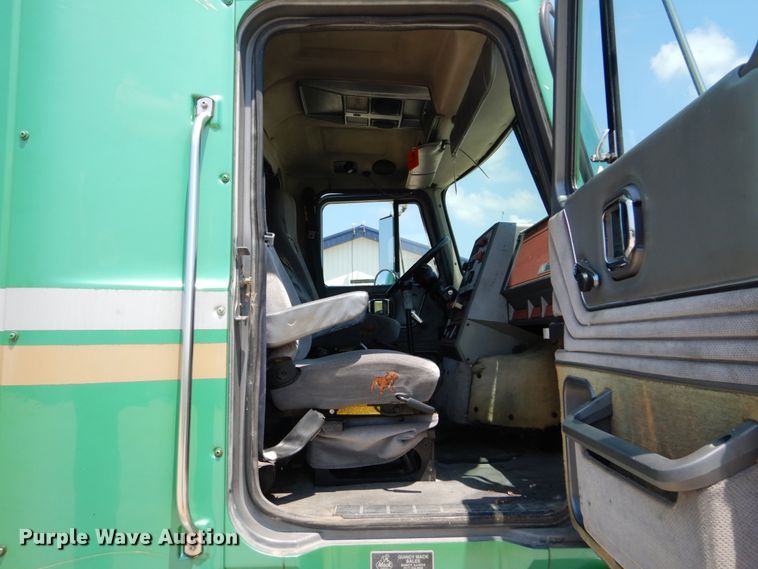 image for item GV9106 1993 Mack CH613  semi truck