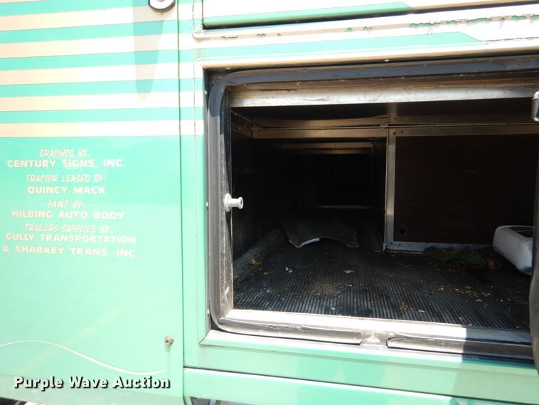 image for item GV9106 1993 Mack CH613  semi truck