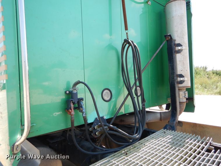 image for item GV9106 1993 Mack CH613  semi truck