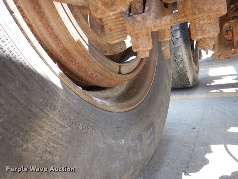 image for item GV9106 1993 Mack CH613  semi truck