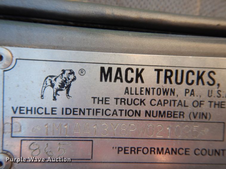 image for item GV9106 1993 Mack CH613  semi truck
