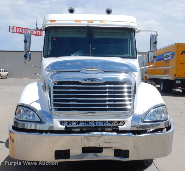 image for item HA9332 2001 Freightliner Columbia  semi truck