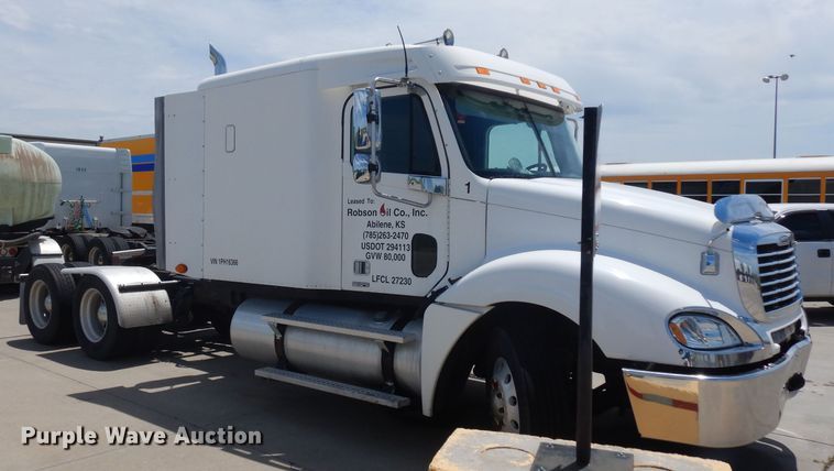 image for item HA9332 2001 Freightliner Columbia  semi truck