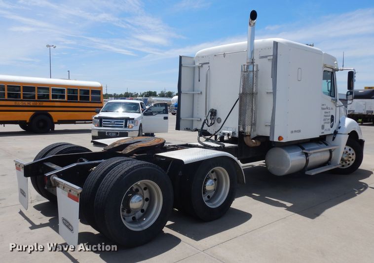 image for item HA9332 2001 Freightliner Columbia  semi truck