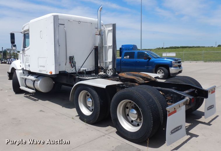 image for item HA9332 2001 Freightliner Columbia  semi truck