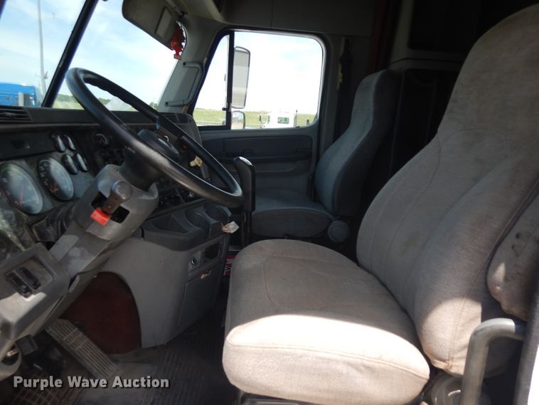 image for item HA9332 2001 Freightliner Columbia  semi truck