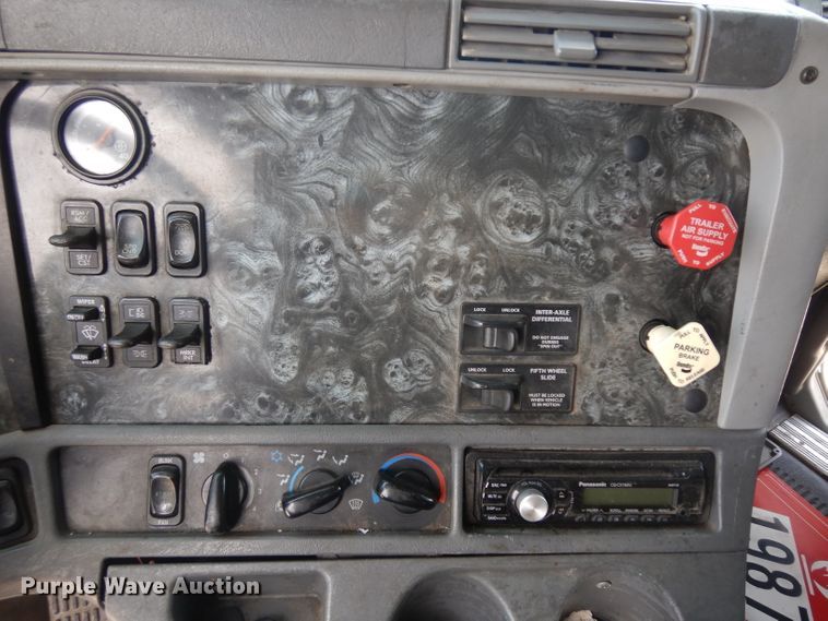 image for item HA9332 2001 Freightliner Columbia  semi truck