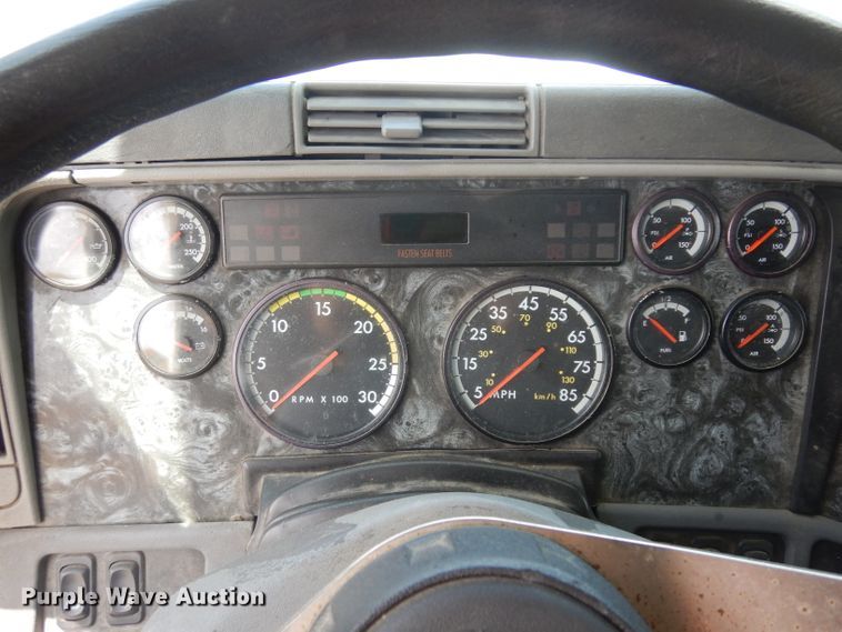 image for item HA9332 2001 Freightliner Columbia  semi truck