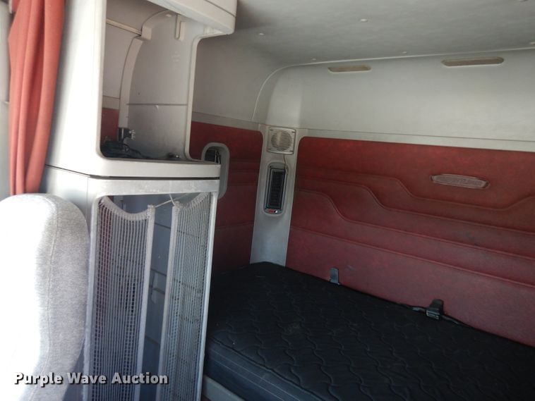 image for item HA9332 2001 Freightliner Columbia  semi truck