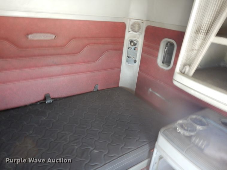 image for item HA9332 2001 Freightliner Columbia  semi truck