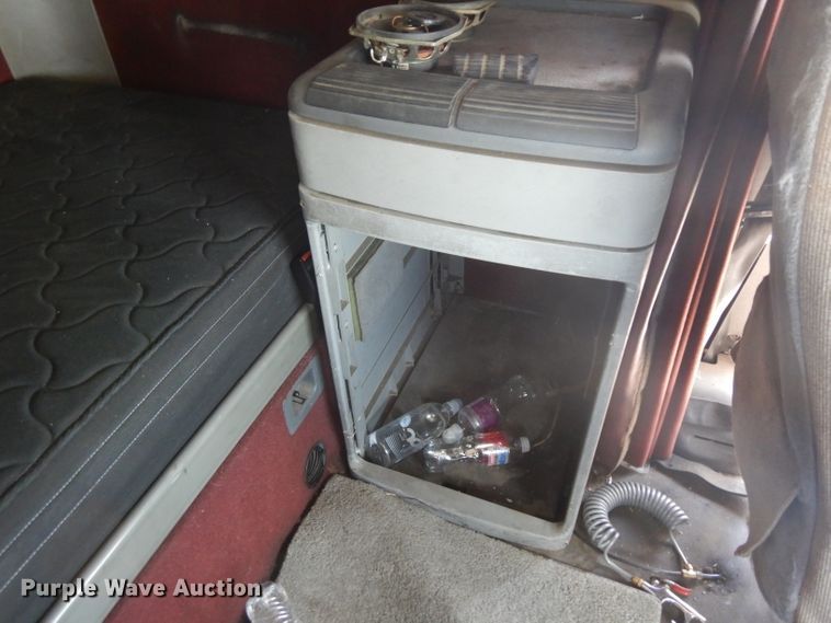 image for item HA9332 2001 Freightliner Columbia  semi truck