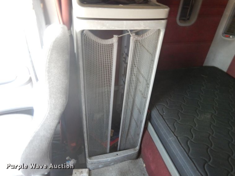 image for item HA9332 2001 Freightliner Columbia  semi truck