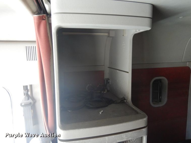 image for item HA9332 2001 Freightliner Columbia  semi truck