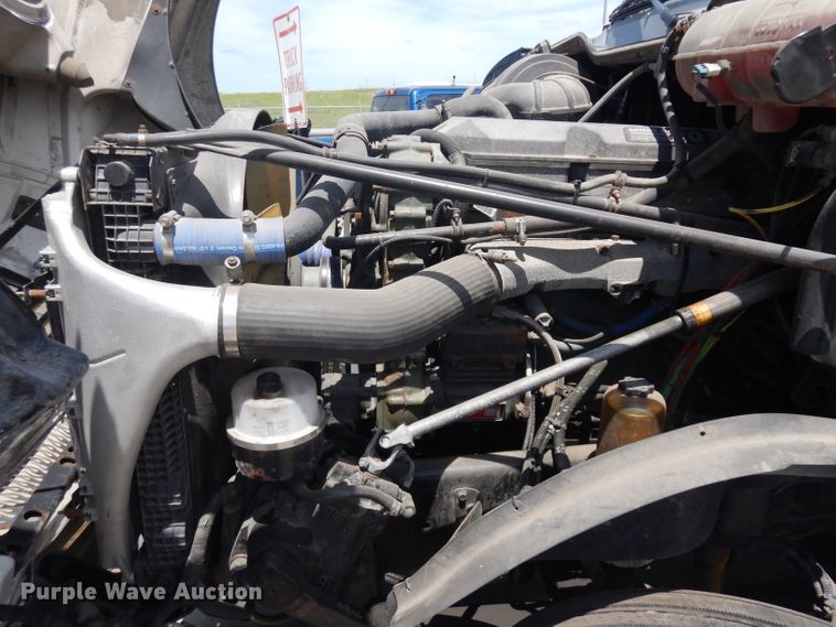 image for item HA9332 2001 Freightliner Columbia  semi truck