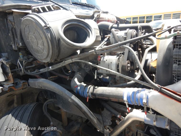 image for item HA9332 2001 Freightliner Columbia  semi truck