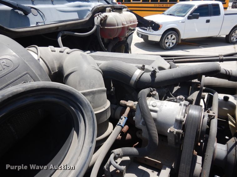 image for item HA9332 2001 Freightliner Columbia  semi truck