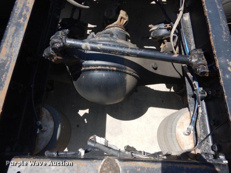 image for item HA9332 2001 Freightliner Columbia  semi truck