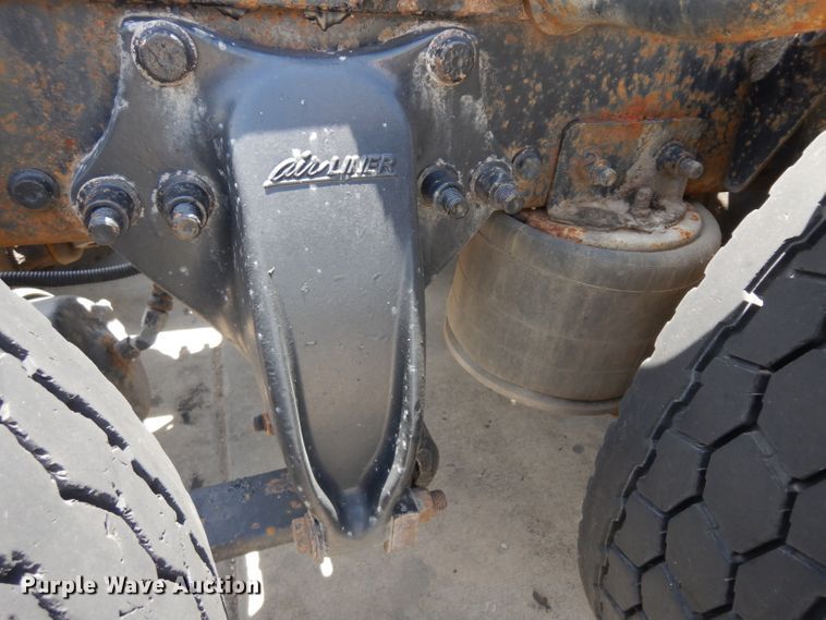 image for item HA9332 2001 Freightliner Columbia  semi truck