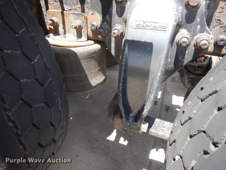 image for item HA9332 2001 Freightliner Columbia  semi truck