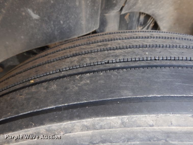 image for item HA9332 2001 Freightliner Columbia  semi truck