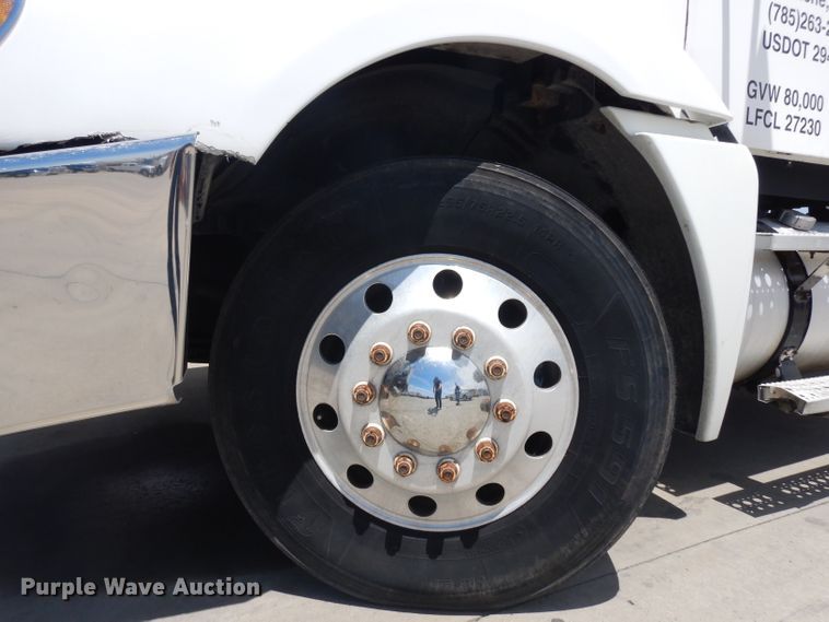 image for item HA9332 2001 Freightliner Columbia  semi truck