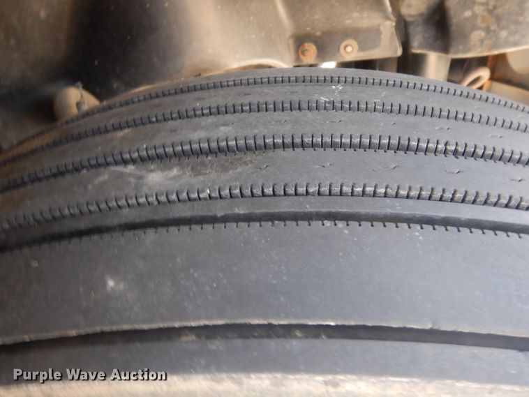 image for item HA9332 2001 Freightliner Columbia  semi truck