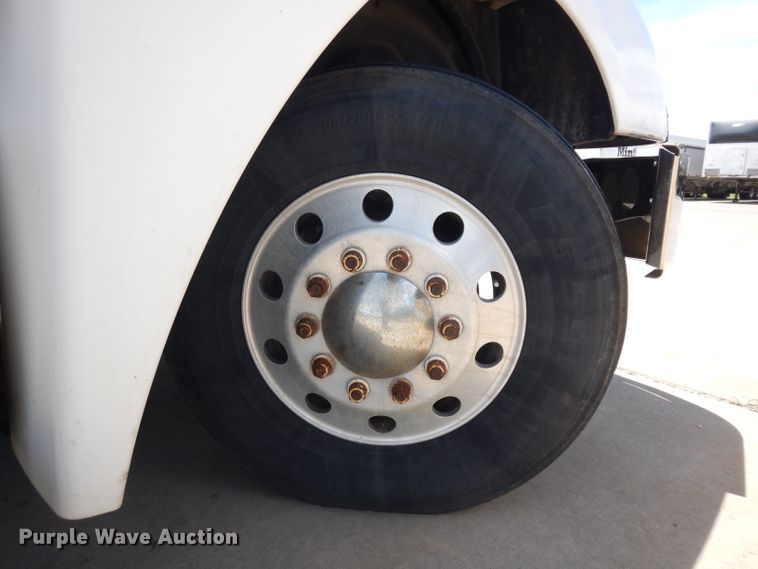 image for item HA9332 2001 Freightliner Columbia  semi truck