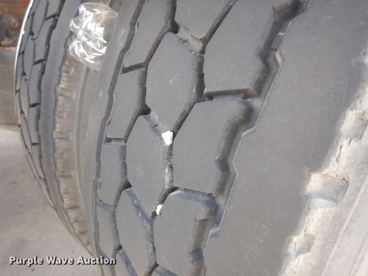 image for item HA9332 2001 Freightliner Columbia  semi truck