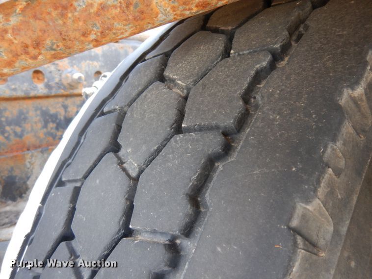 image for item HA9332 2001 Freightliner Columbia  semi truck