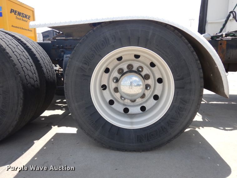 image for item HA9332 2001 Freightliner Columbia  semi truck