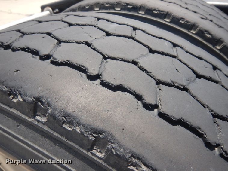 image for item HA9332 2001 Freightliner Columbia  semi truck