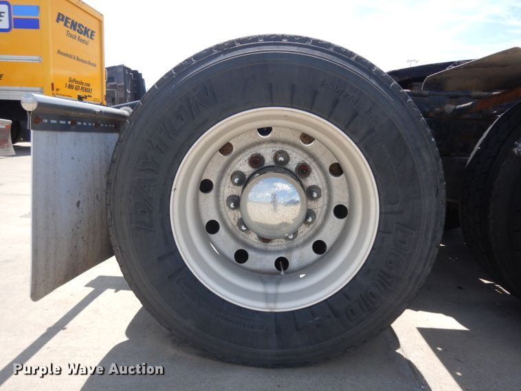 image for item HA9332 2001 Freightliner Columbia  semi truck