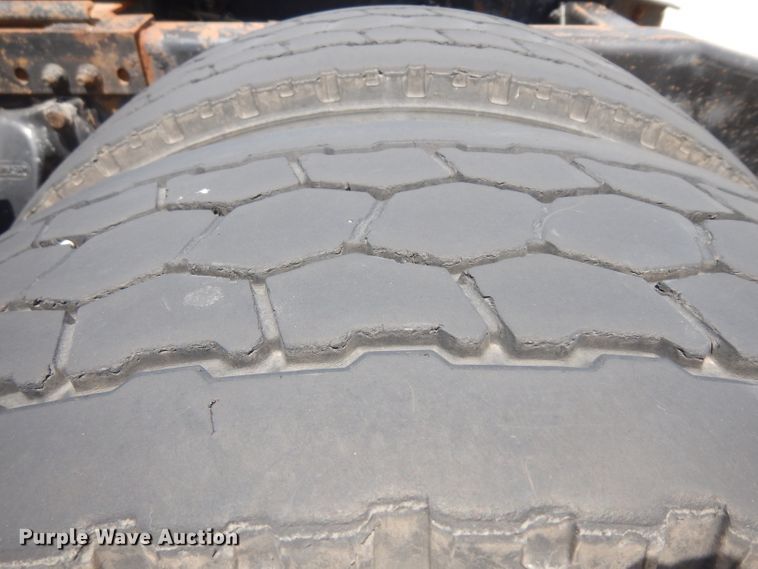 image for item HA9332 2001 Freightliner Columbia  semi truck