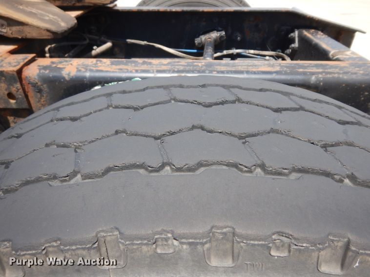 image for item HA9332 2001 Freightliner Columbia  semi truck