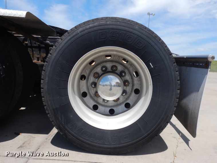 image for item HA9332 2001 Freightliner Columbia  semi truck