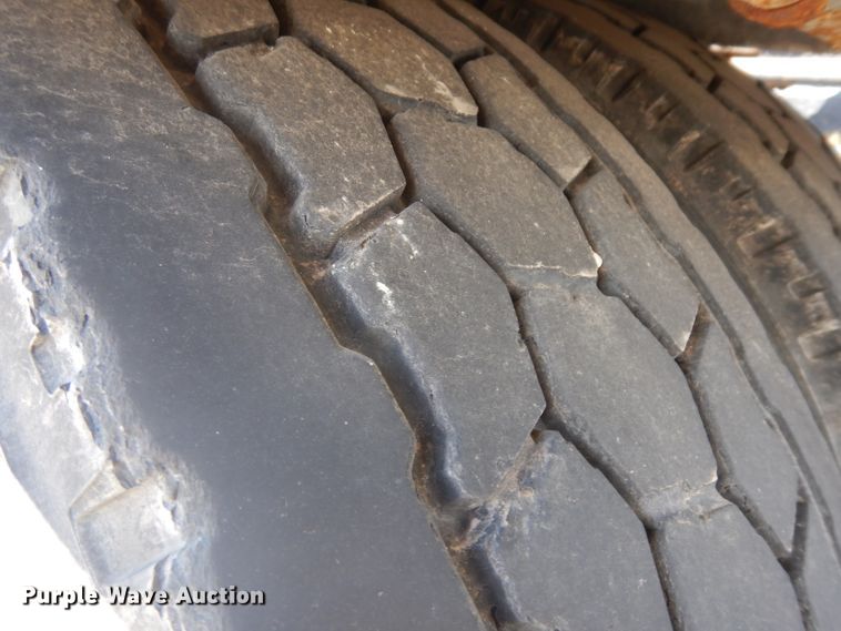 image for item HA9332 2001 Freightliner Columbia  semi truck