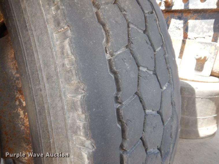 image for item HA9332 2001 Freightliner Columbia  semi truck