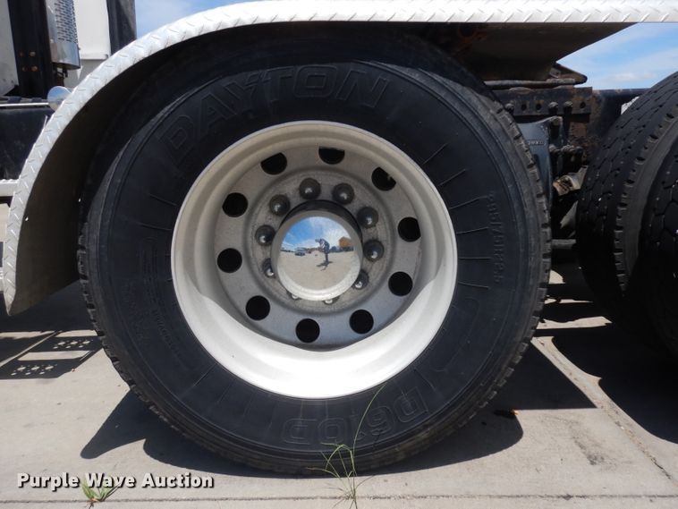 image for item HA9332 2001 Freightliner Columbia  semi truck