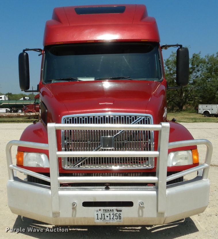 image for item HC9058 1999 Volvo S60  semi truck