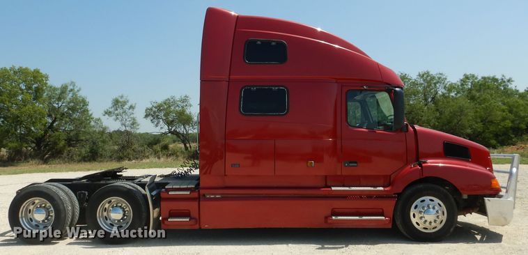 image for item HC9058 1999 Volvo S60  semi truck