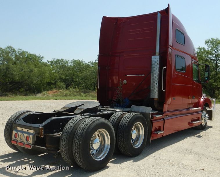 image for item HC9058 1999 Volvo S60  semi truck