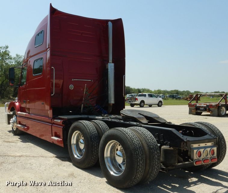 image for item HC9058 1999 Volvo S60  semi truck