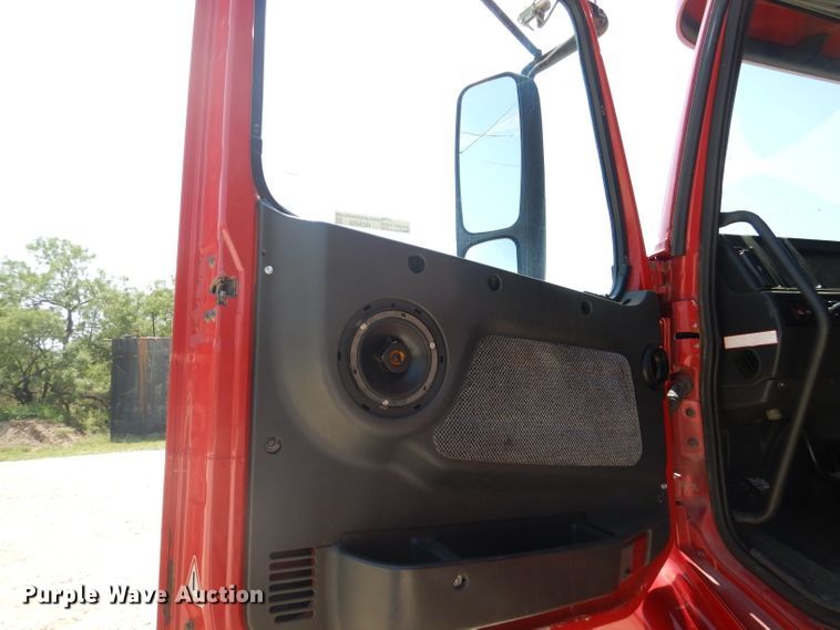 image for item HC9058 1999 Volvo S60  semi truck