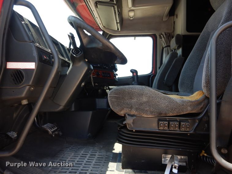 image for item HC9058 1999 Volvo S60  semi truck