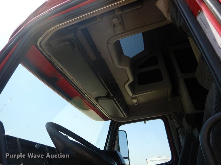 image for item HC9058 1999 Volvo S60  semi truck