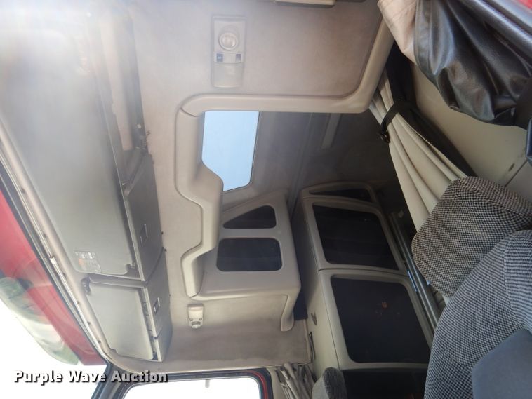 image for item HC9058 1999 Volvo S60  semi truck