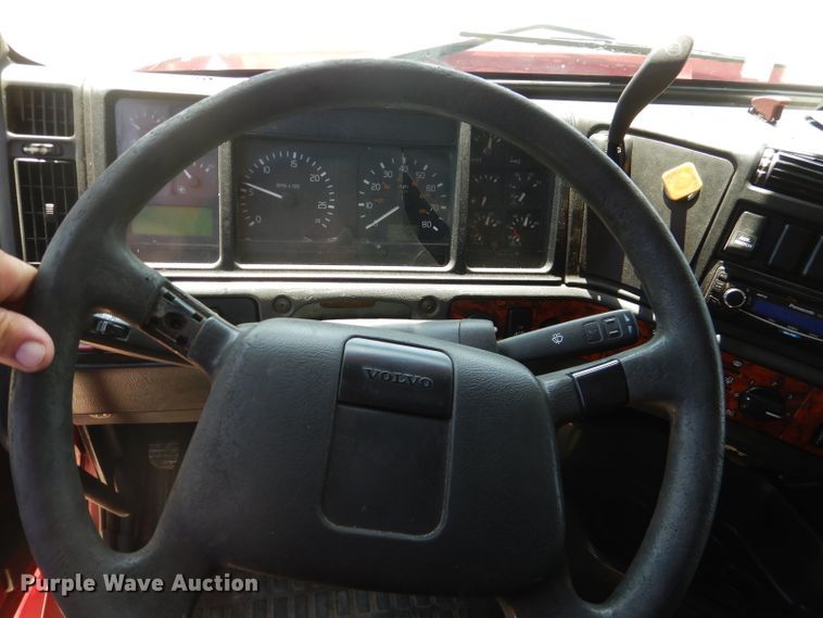 image for item HC9058 1999 Volvo S60  semi truck